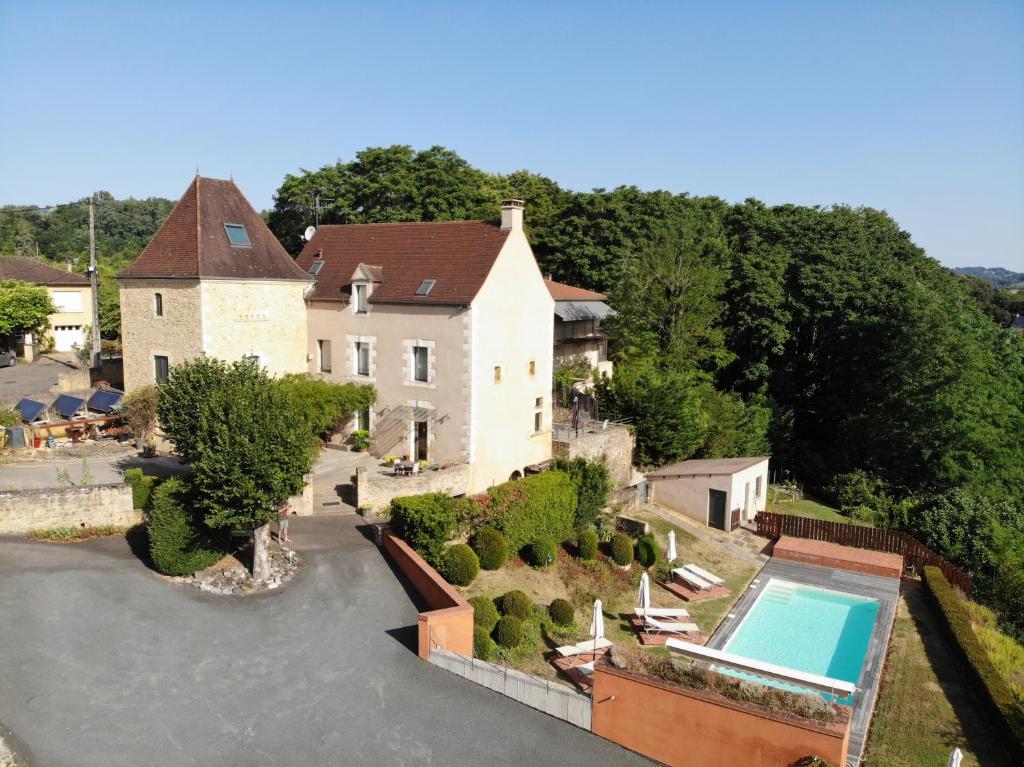 une vue aérienne d'une maison avec piscine dans l'établissement la maison du moulin a vent, à Sarlat-la-Canéda