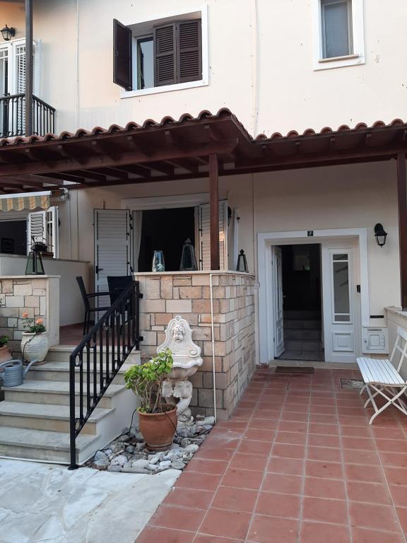 Nea Paphos的住宿－Limnaria Deluxe Maisonette，一座带庭院和楼梯的房子