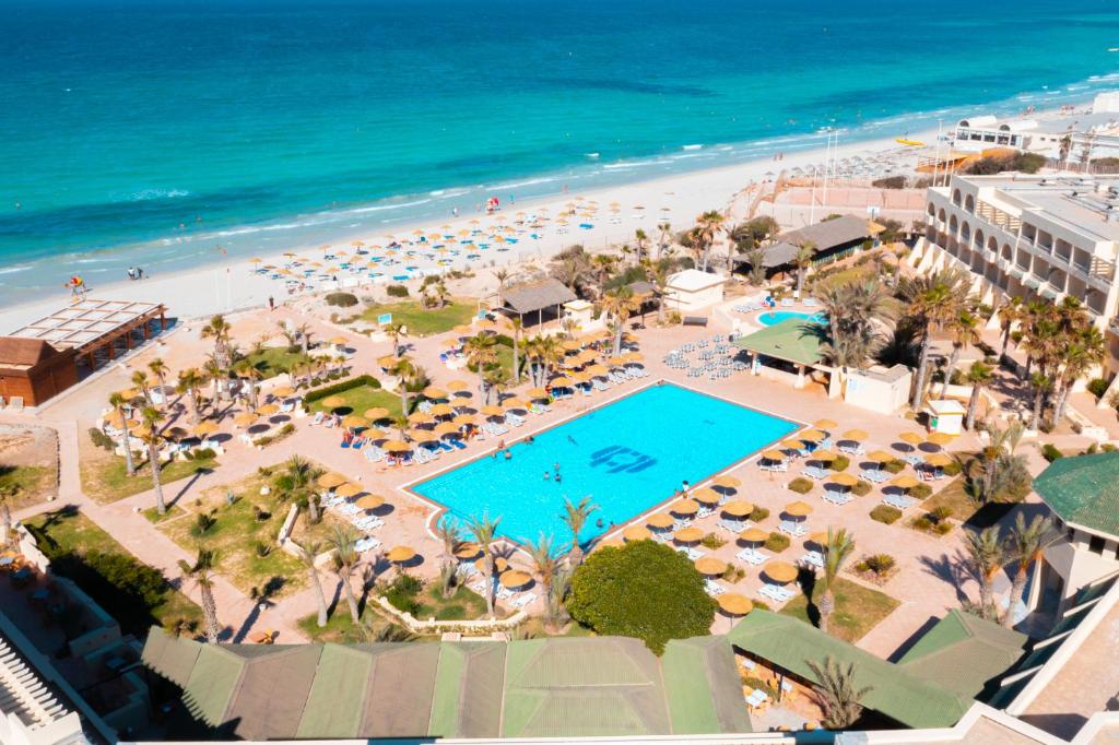 una vista aerea di un resort con piscina e spiaggia di Vincci Dar Midoun a Djerba