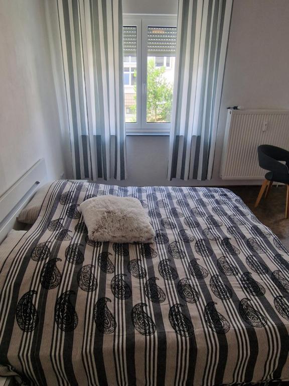 Postel nebo postele na pokoji v ubytování Ferienwohnung Wunderlich rot