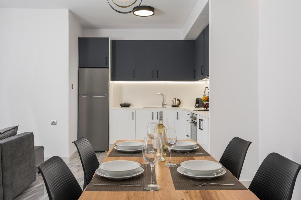 Kuchyň nebo kuchyňský kout v ubytování Quarters Luxury Apts