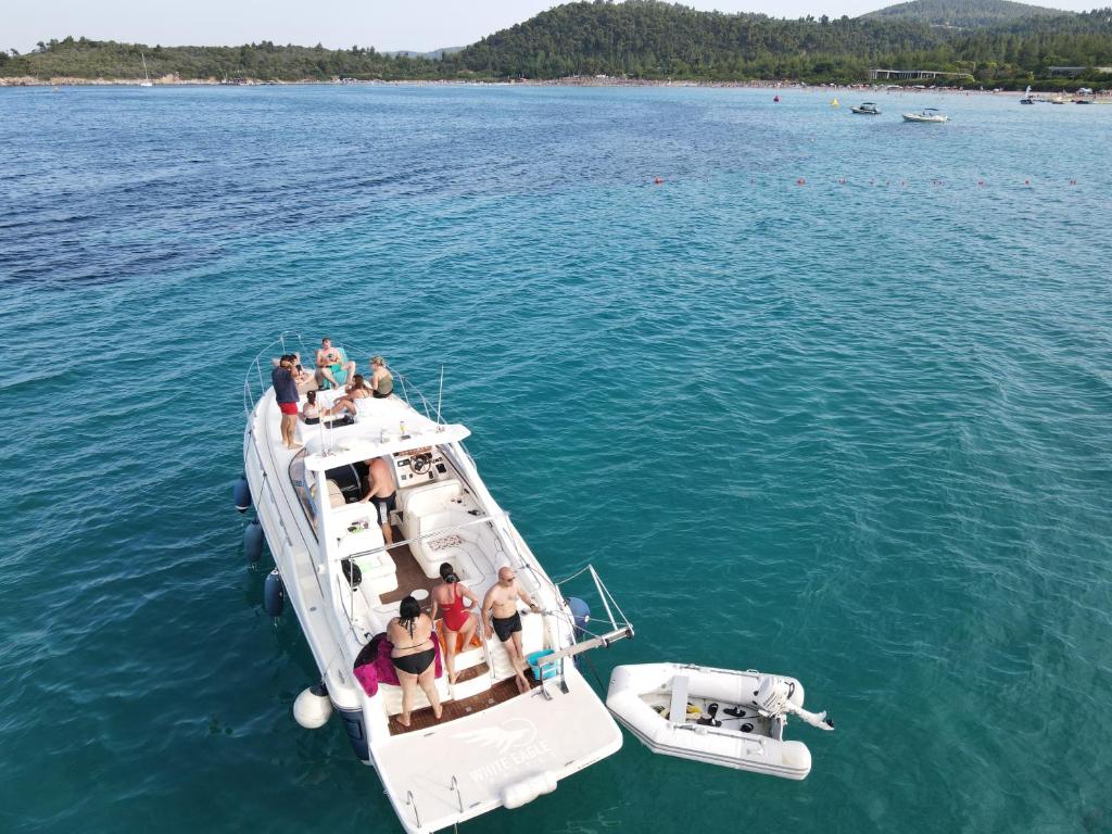 grupa ludzi na łodzi w wodzie w obiekcie White Eagle Cruises w mieście Pefkochori