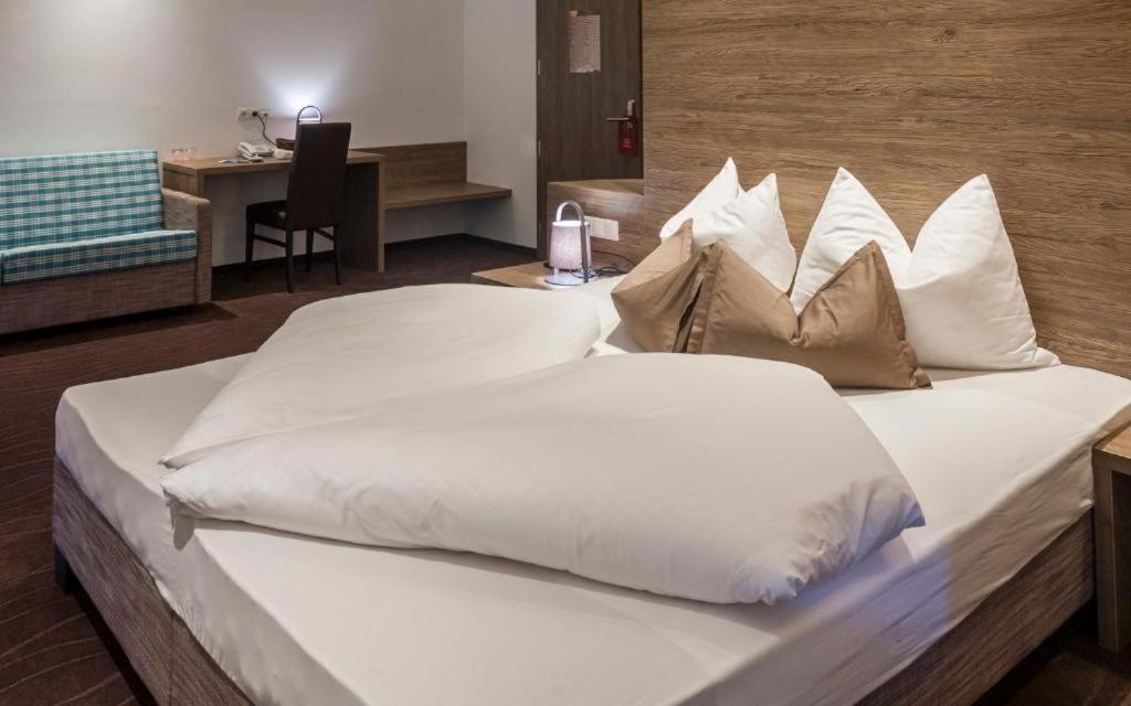 Postel nebo postele na pokoji v ubytování Hotel Rosengarten