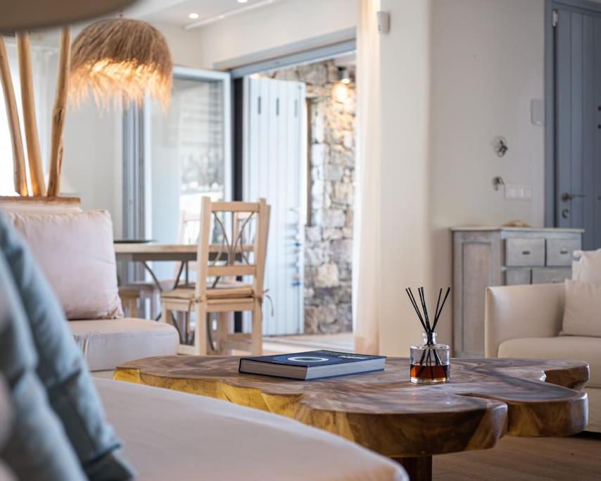 Zdjęcie z galerii obiektu Aura Homes, Villa on Sea - Saint Anna Beach w mieście Mykonos