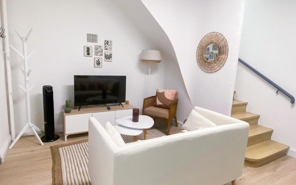 Televízia a/alebo spoločenská miestnosť v ubytovaní "Le Cocon" Joli duplex à 5mn du Vieux Port