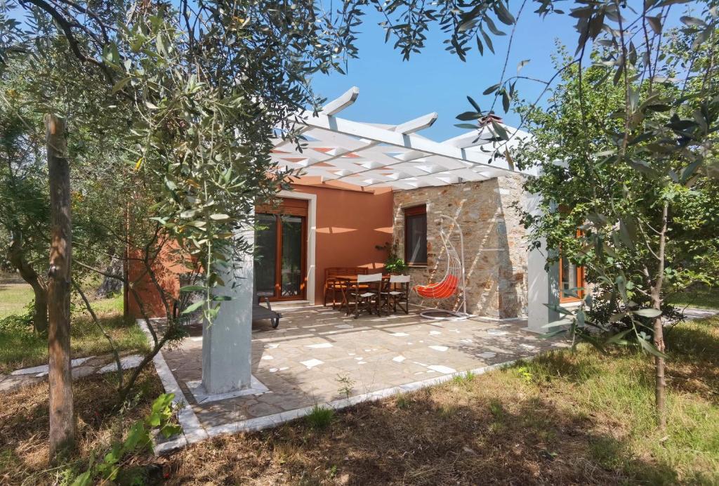 プリノスにあるElea Stone Houses in organic quiet olive grove, Prinos, Thassosの庭園の中にある家