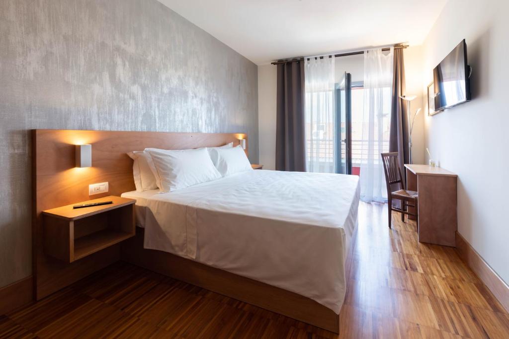 um quarto de hotel com uma cama e uma janela em Torre Antica Venice Airport Hotel em Tessera