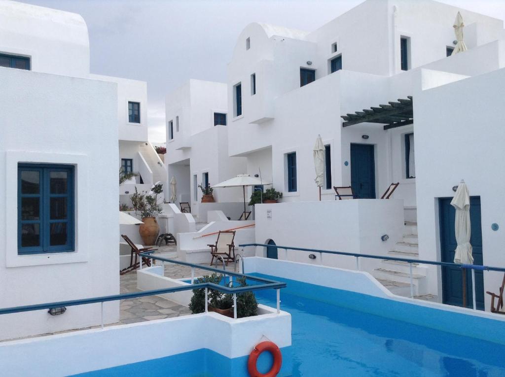 een villa met een zwembad in Santorini bij Oias Sunset in Oia