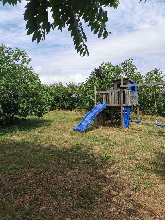 Zona de juegos para ni&ntilde;os en Villa Family Surf sur un terrain arbor&eacute;e et clos, calme et repos