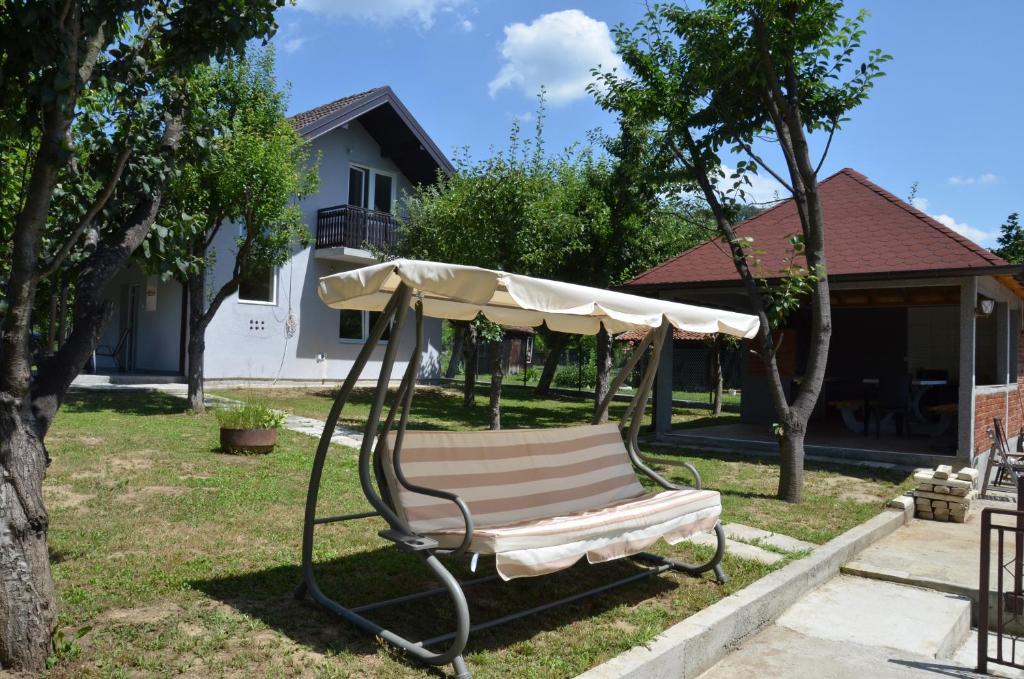 a swing in the yard of a house at Drinska Obala in Mali Zvornik