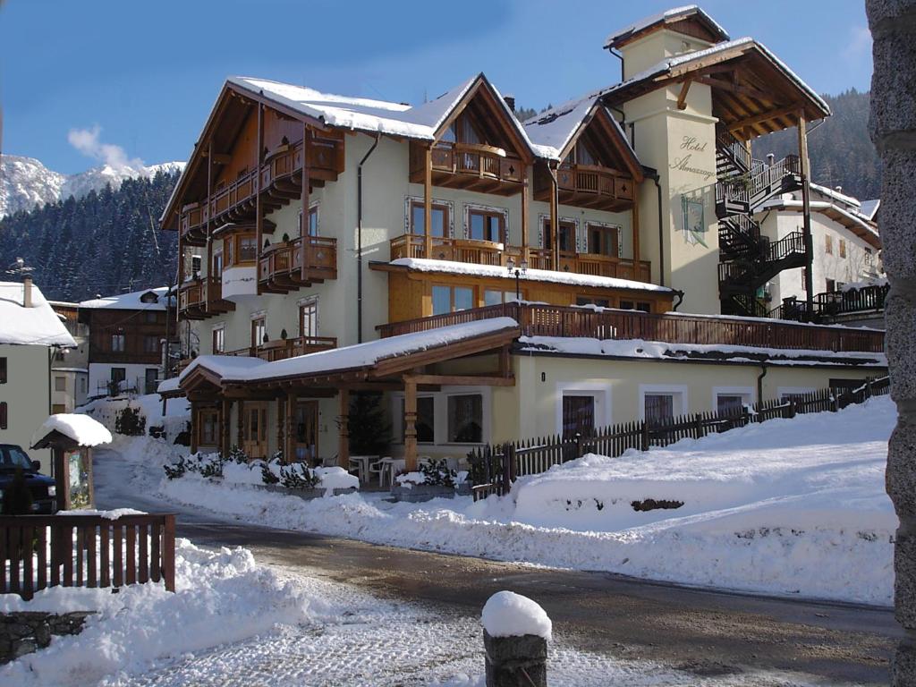 Nespecifikovaný výhled na hory nebo výhled na hory při pohledu z hotelu