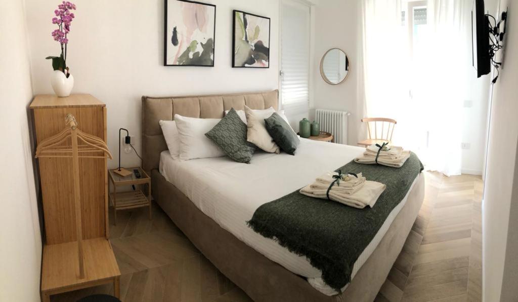 Un dormitorio con una cama con una manta verde. en DANLÚ, en Salerno