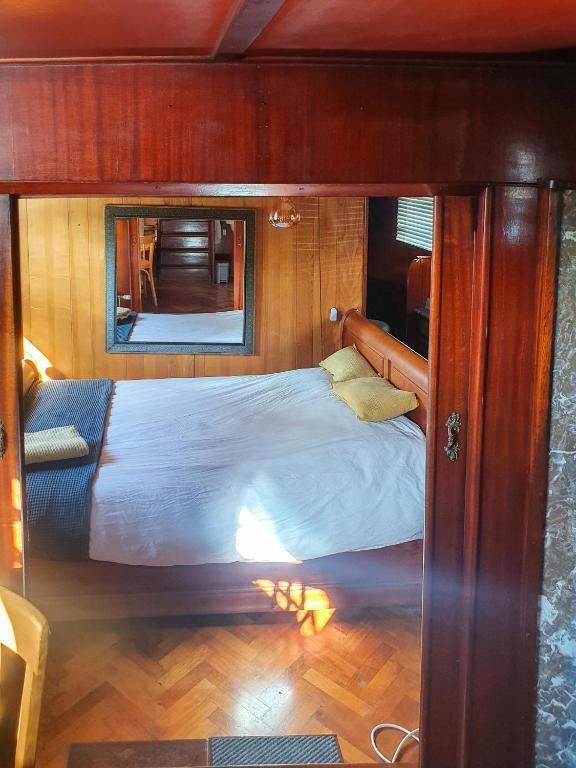 Posteľ alebo postele v izbe v ubytovaní Bateau péniche Lille - Euratechnologie