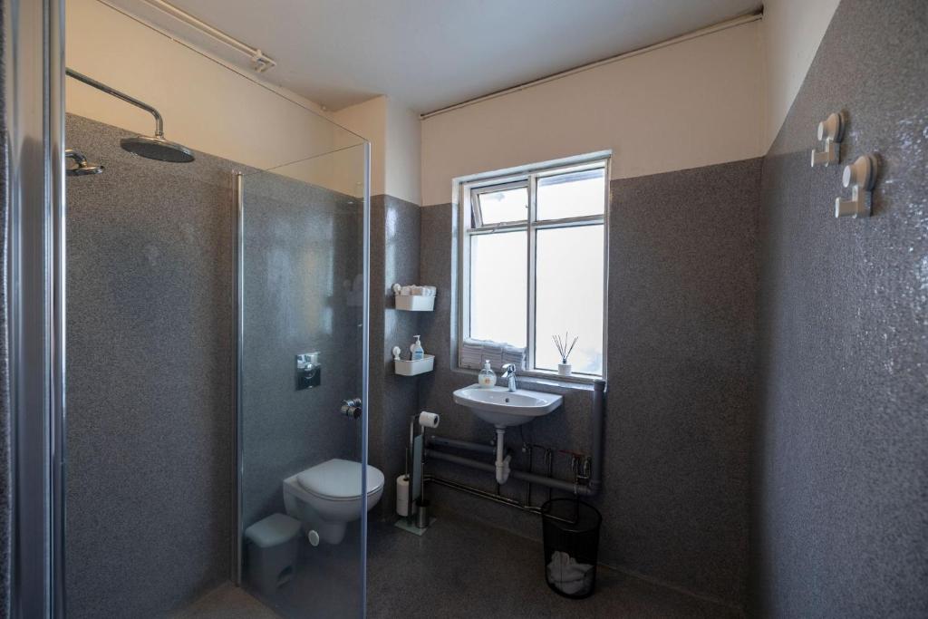 Ένα μπάνιο στο Heidi Guesthouse