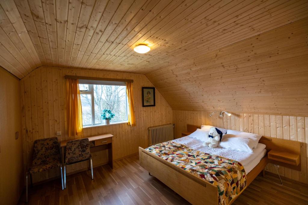 Ένα ή περισσότερα κρεβάτια σε δωμάτιο στο Heidi Guesthouse