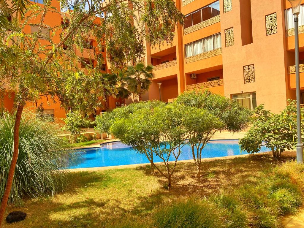 马拉喀什Superbe appartement en résidence avec piscines的建筑物前的游泳池