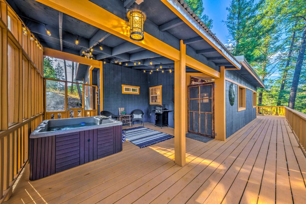 Bluebird Pines Cabin with Gas Fire Pit and View!, Ruidoso (updated