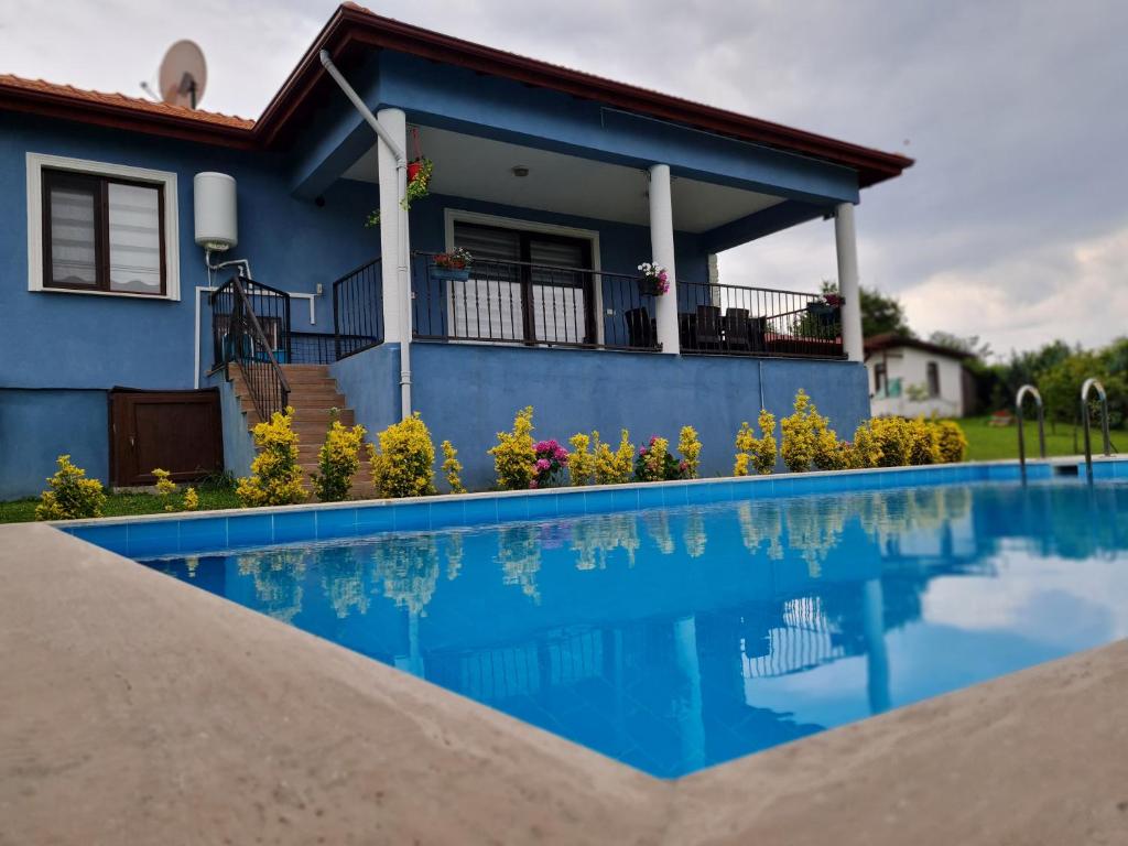 una casa con piscina frente a una casa en HAYAL VİLLA en Sapanca