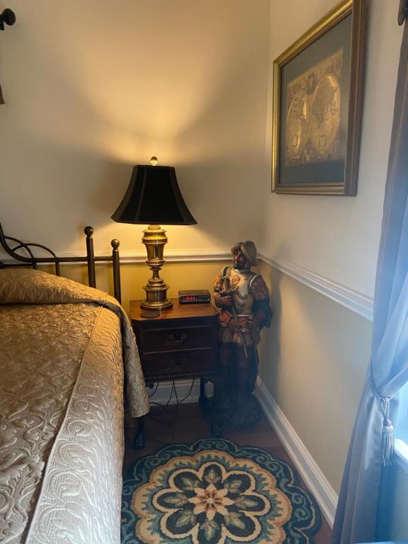 a bedroom with a bed and a lamp on a table at The Cypress Inn in Conway