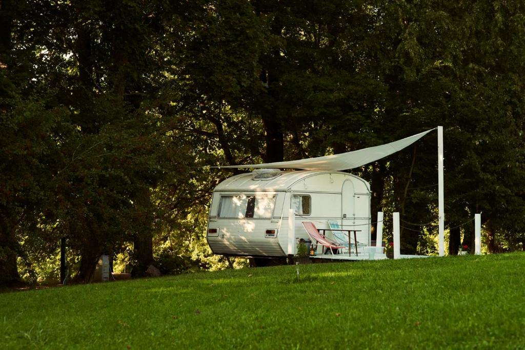 Vonkajšia záhrada v ubytovaní Pilwa 17 - Glamping na Mazurach