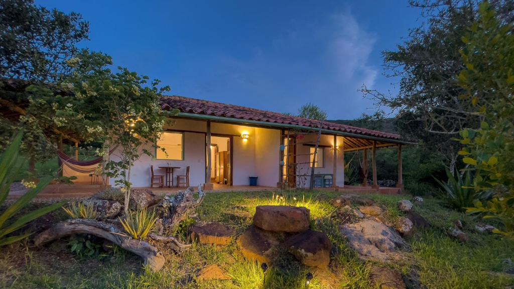 uma casa no meio de um quintal em Finca San Pedro em Barichara