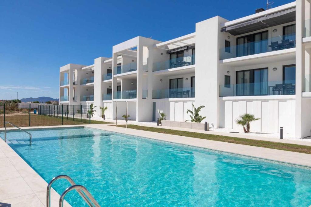 een villa met een zwembad voor een gebouw bij Oliva Suites in Oliva