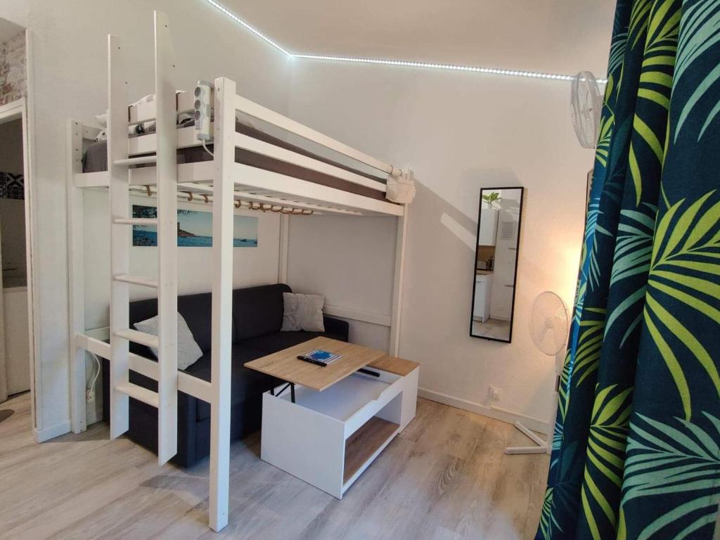 een kleine kamer met een stapelbed en een bureau bij Studio Boulouris Panorama in Saint-Raphaël