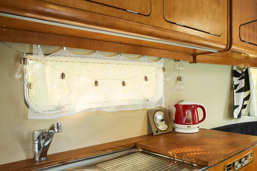 Kuchyň nebo kuchyňský kout v ubytování Pilwa 17 - Glamping na Mazurach
