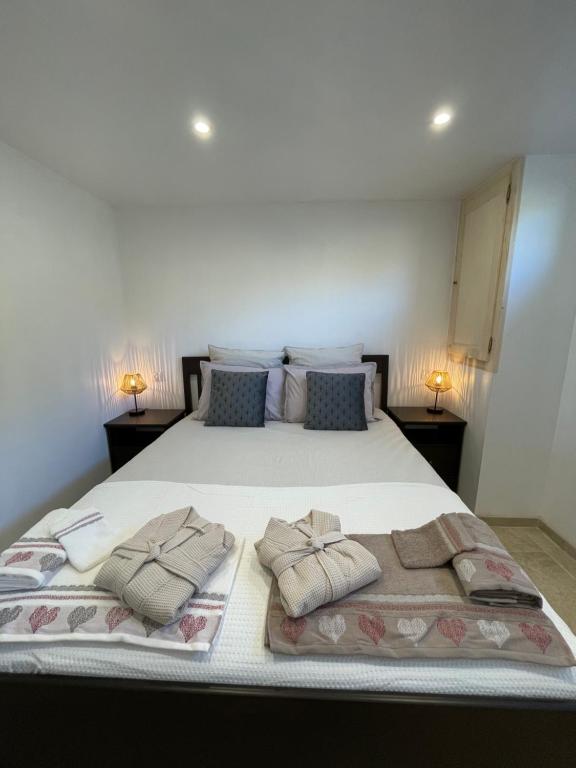 1 dormitorio con 1 cama grande y 2 almohadas en Gîte l’Inattendu en Vachères