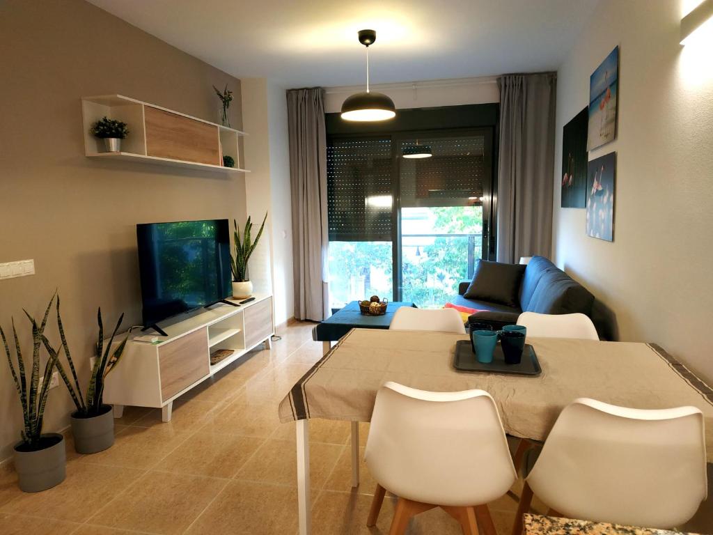 sala de estar con mesa y sofá en Mi Apartamento en el Delta del Ebro en Deltebre