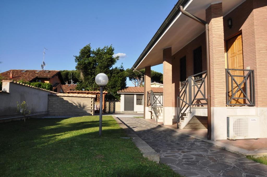 dom z ulicznym światłem na podwórku w obiekcie Villa Smeraldo Roma w mieście Infernetto