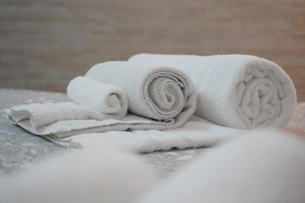 stos ręczników siedzących na stosie śniegu w obiekcie Magrì Apartments Catania w Katanii