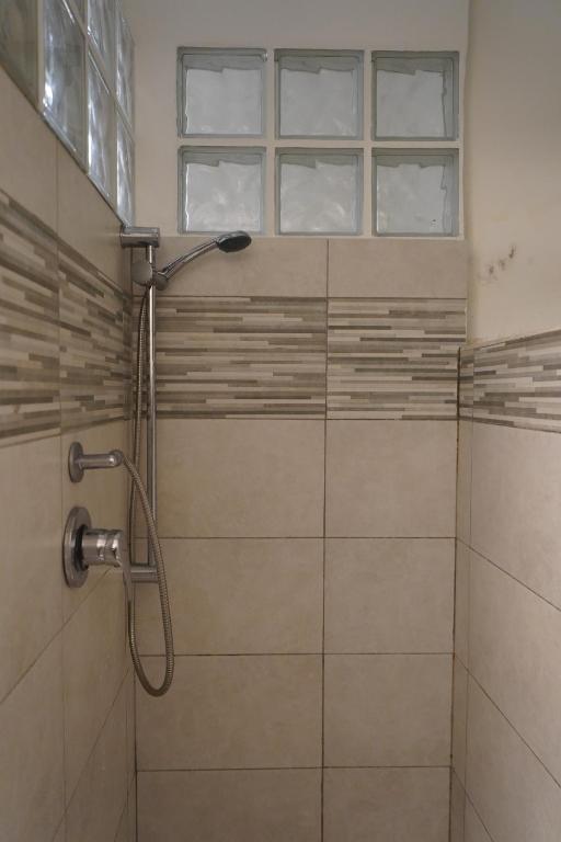 łazienka z prysznicem i oknem w obiekcie Magrì Apartments Catania w Katanii