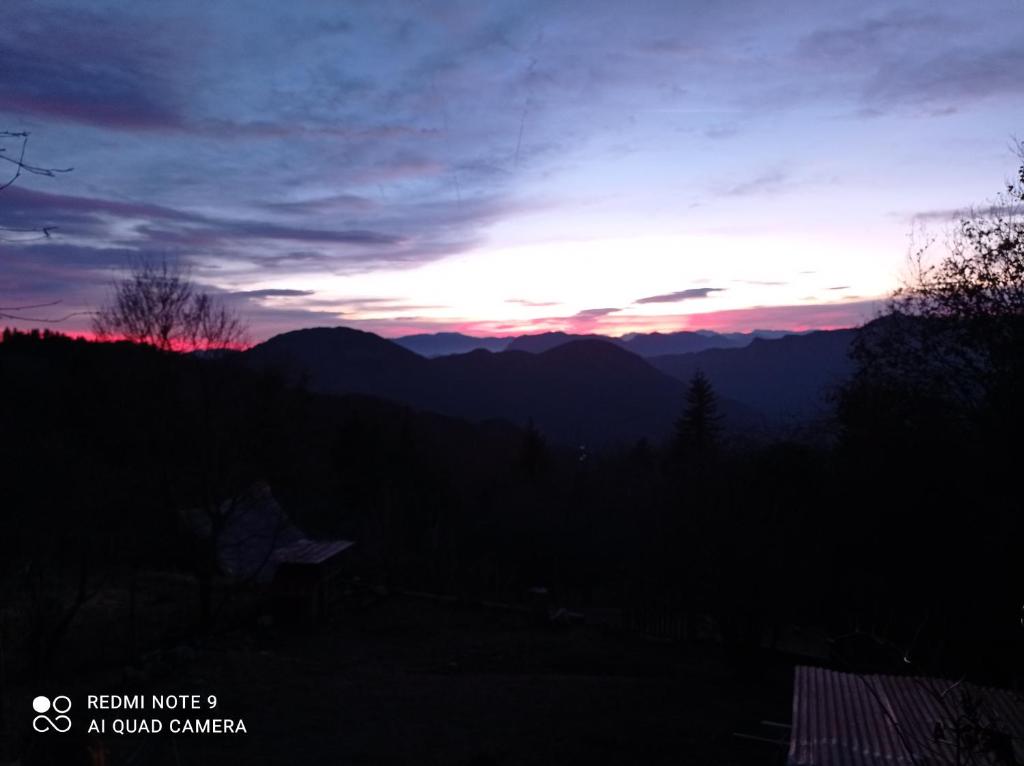 un coucher de soleil dans les montagnes avec le ciel dans l'établissement La Mésange Charbonnière, à Lucéram