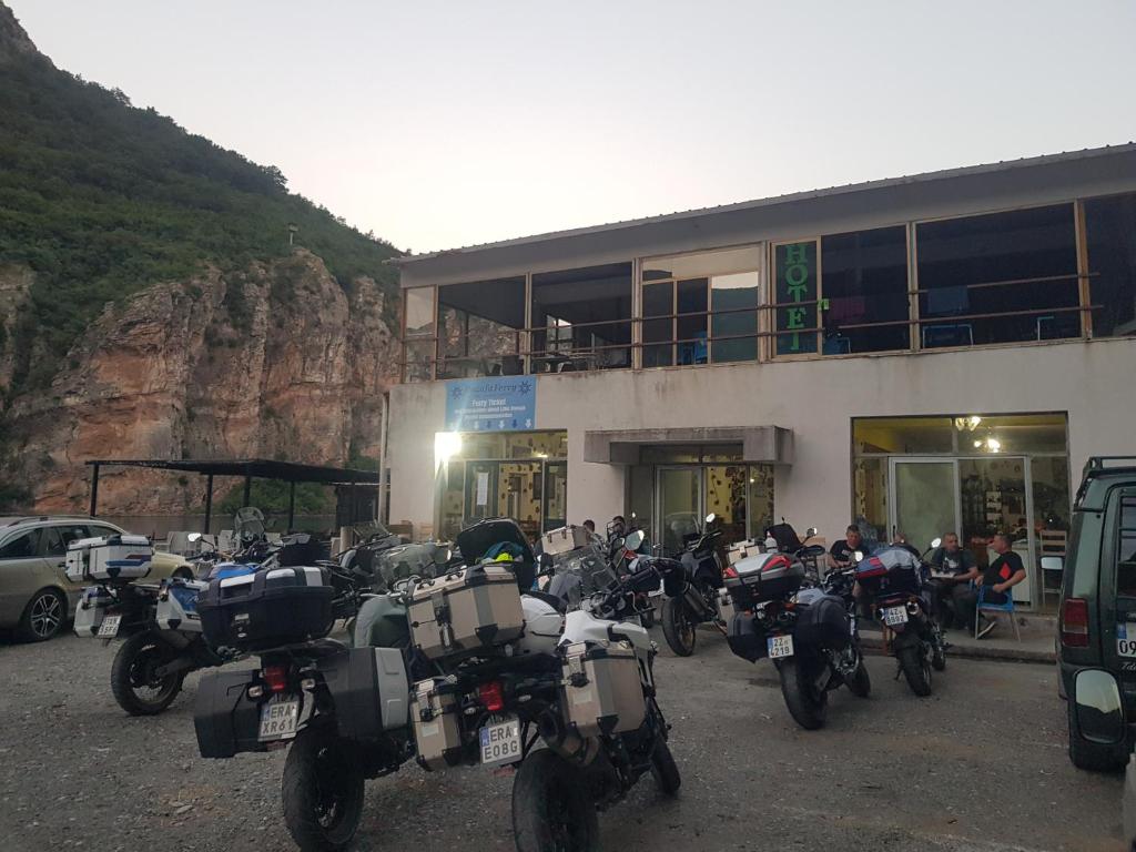 een groep motorfietsen geparkeerd voor een gebouw bij Rozafa Ferry & Accommodation in Koman