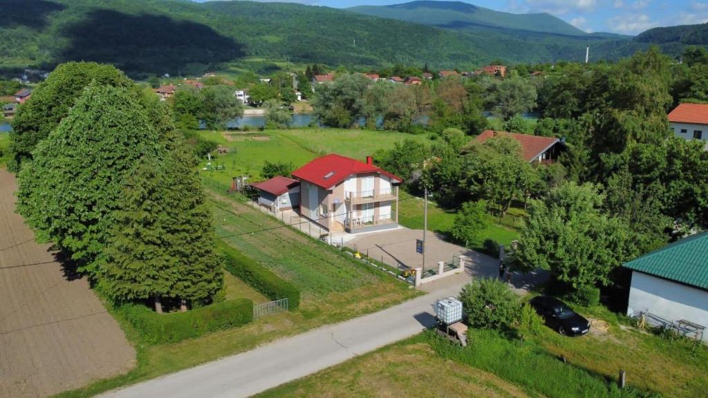 una vista aérea de una casa con patio y entrada en Holiday Home Smile, en Bihać