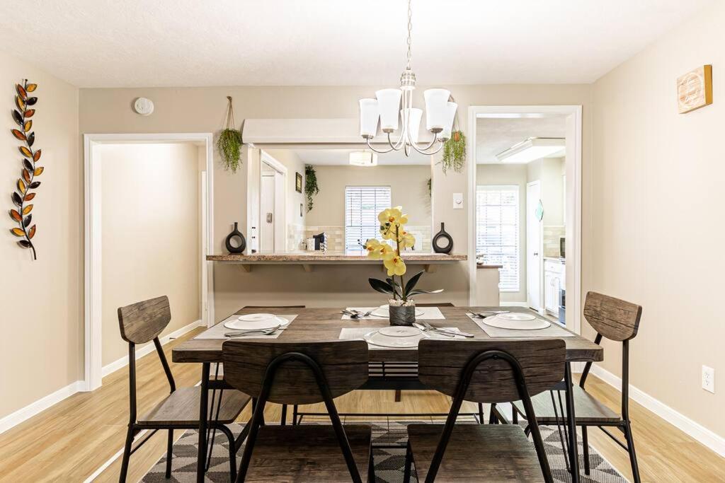 Entire Home with King Suite near NASA Kemah Beach - Housity