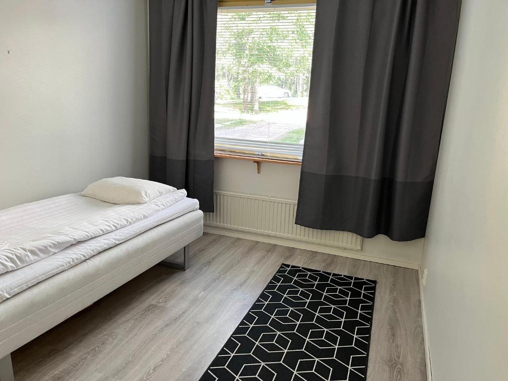 Una pequeña habitación con una cama y una ventana. en Rovaniemi budget travels, en Rovaniemi