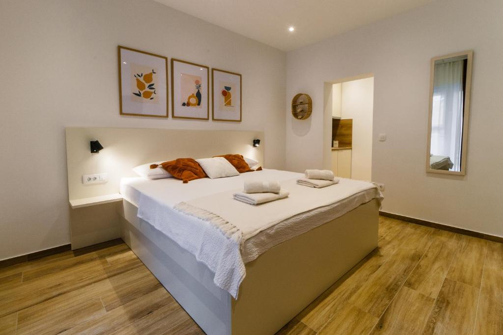 Postel nebo postele na pokoji v ubytování Apartments KIWI