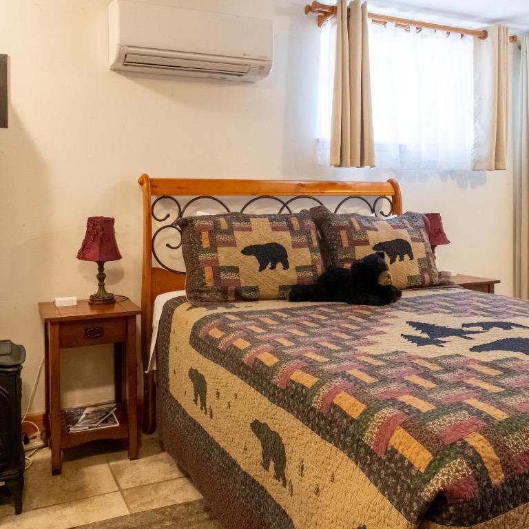 Alpen Way Chalet Mountain Lodge - Queen Room - Pet Friendly