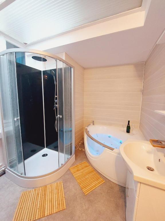 Zdjęcie z galerii obiektu La Bull'Opale - Appartement d'exception avec Balnéo w mieście Boulogne-sur-Mer