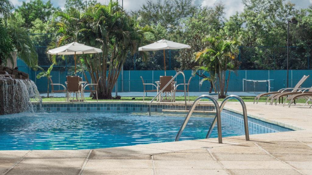 Bazén v ubytování Hotel Deville Prime Porto Alegre nebo v jeho okolí