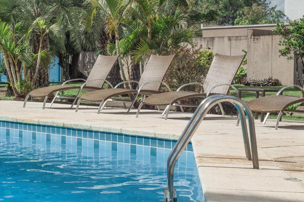 Bazén v ubytování Hotel Deville Prime Porto Alegre nebo v jeho okolí