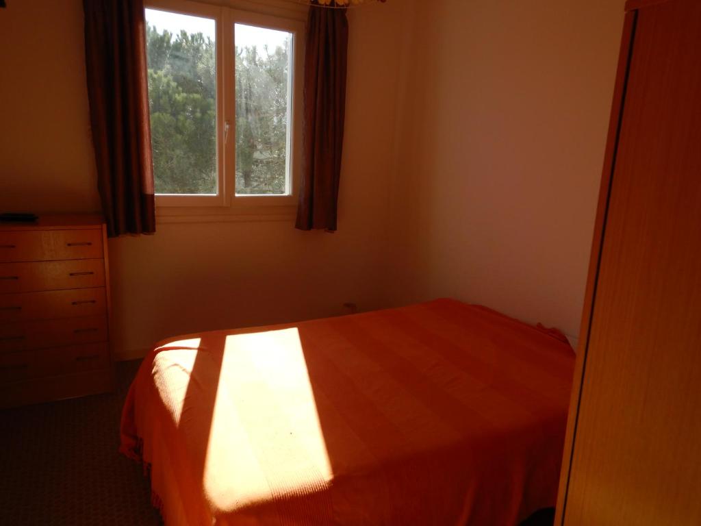 sypialnia z łóżkiem i oknem w obiekcie Appartement 4 personnes - Argelès-sur-Mer w Argelès-sur-Mer