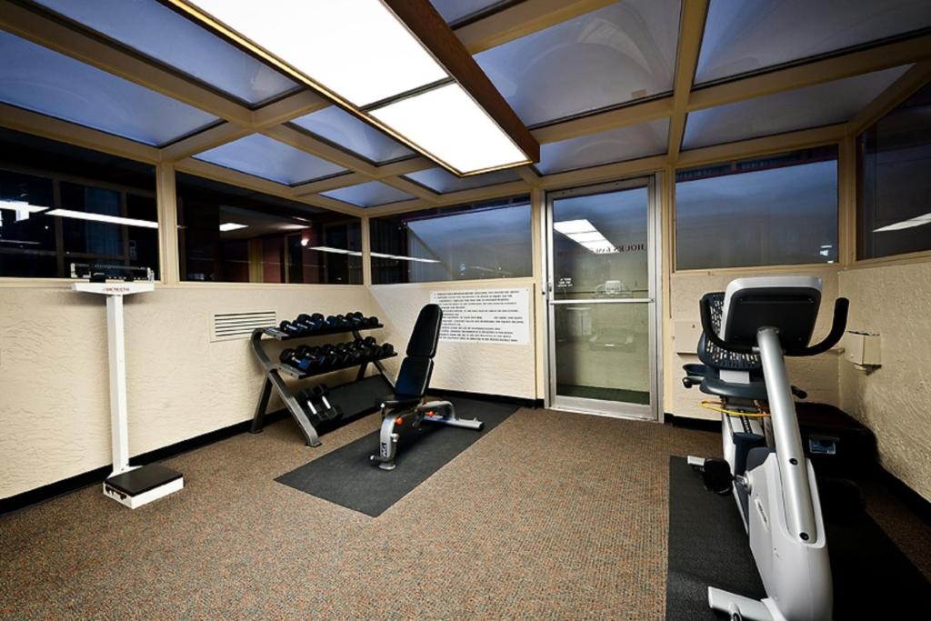 Fitness centrum a/nebo fitness zařízení v ubytování Grand Texan Hotel and Convention Center