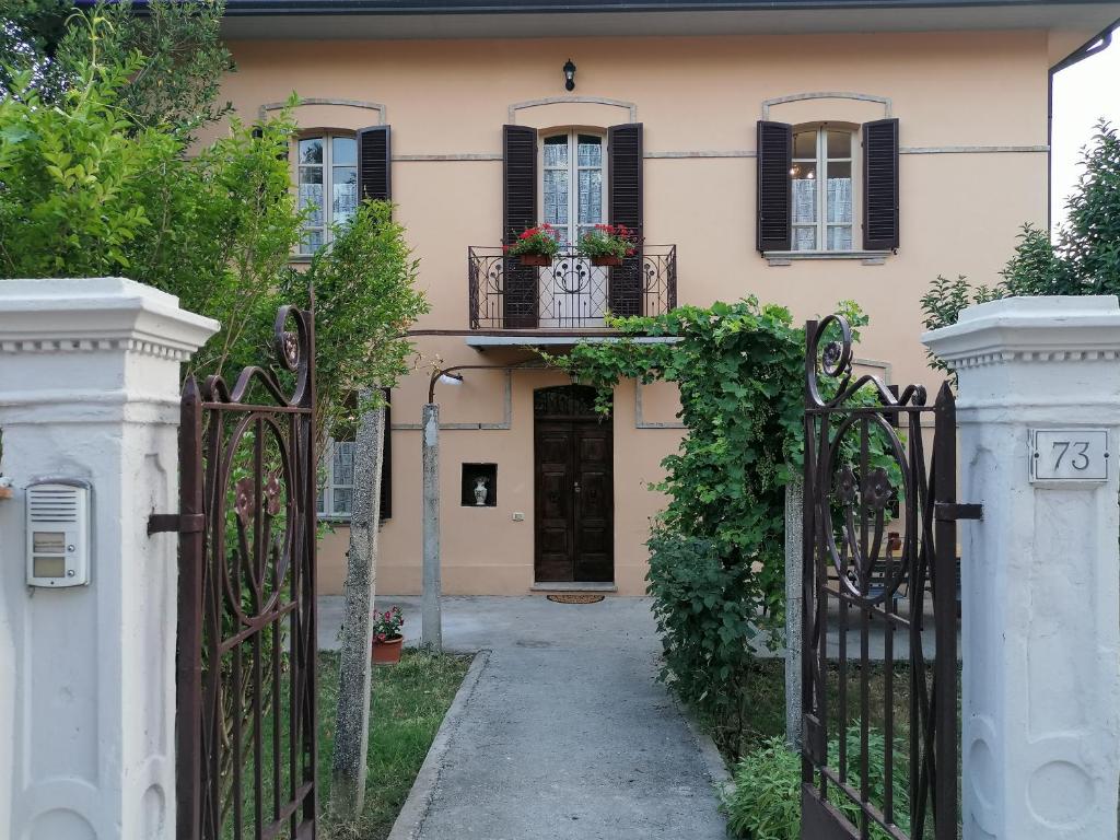 ein Tor vor einem Haus mit Fenstern in der Unterkunft La Musa di Spello in Spello