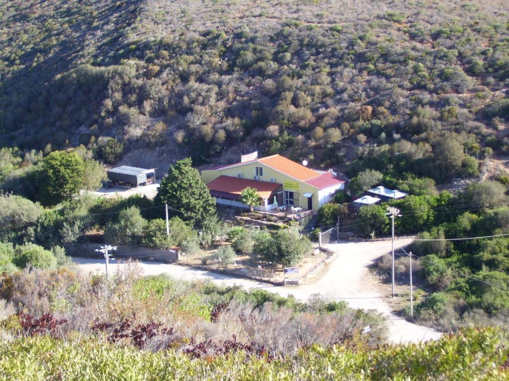 z góry widok na dom w górach w obiekcie Il Lentischio w mieście Cala Sapone