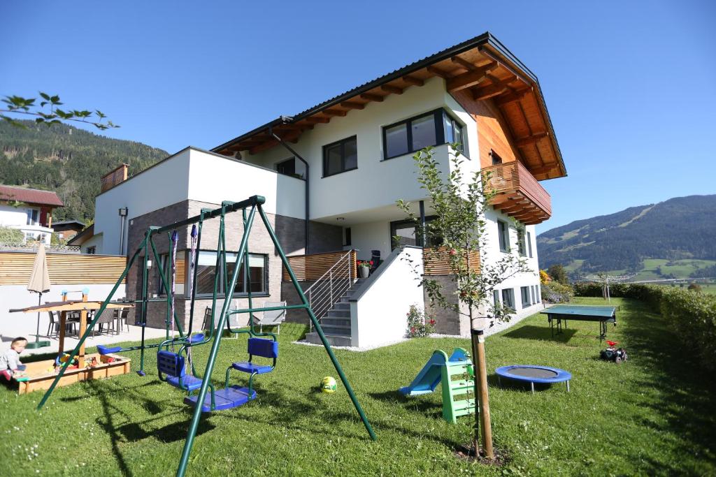 ein Haus mit Spielplatz im Hof in der Unterkunft Haus Lienbacher in Flachau