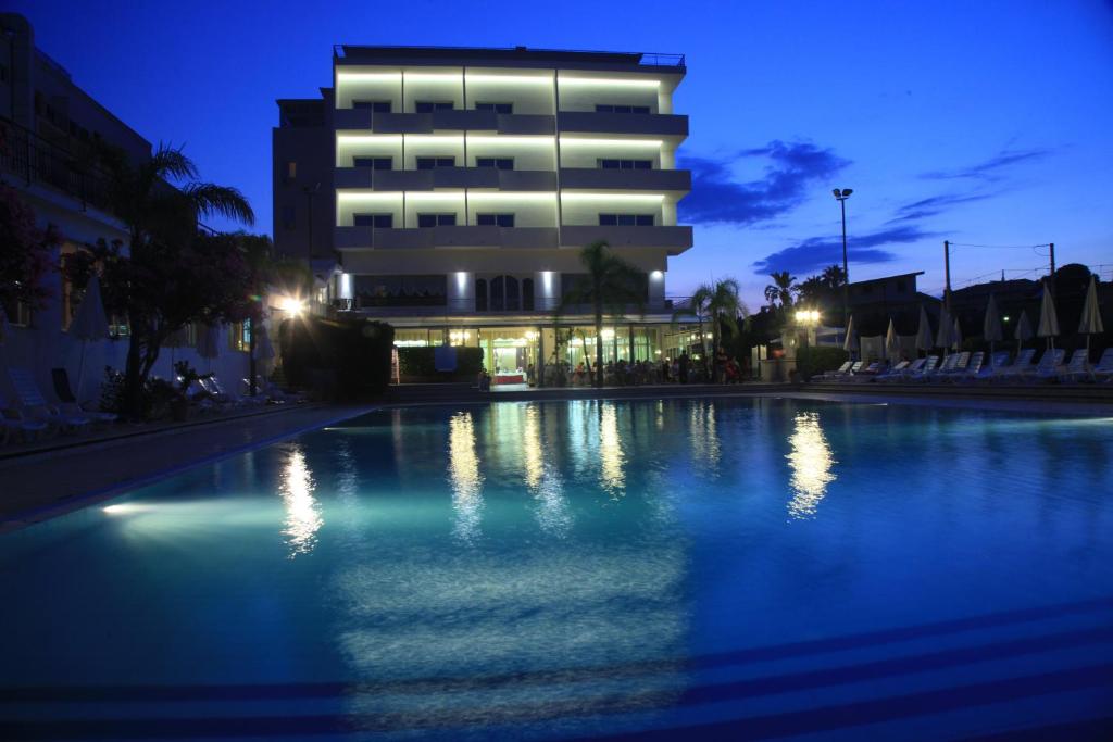 Bazén v ubytování Hotel Santa Lucia Le Sabbie d'Oro nebo v jeho okolí