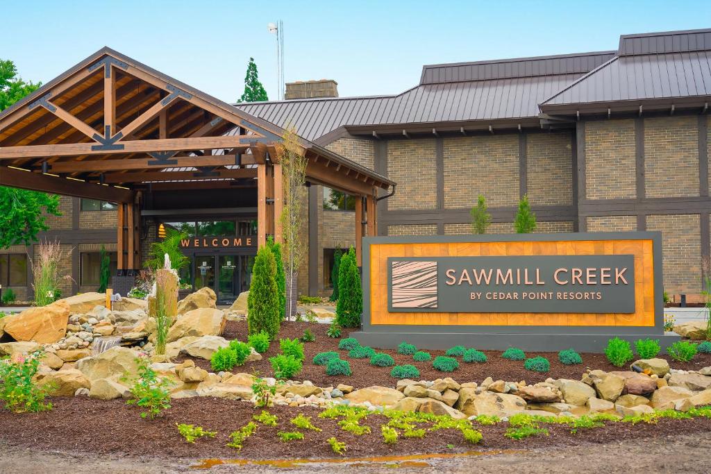 ein Schild vor einem Gebäude in der Unterkunft Sawmill Creek by Cedar Point Resorts in Sandusky